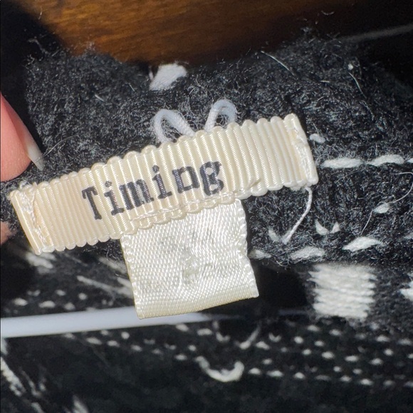 Chic Black & White Geometric Hooded Poncho (Size S/M) - Picture 5 of 9